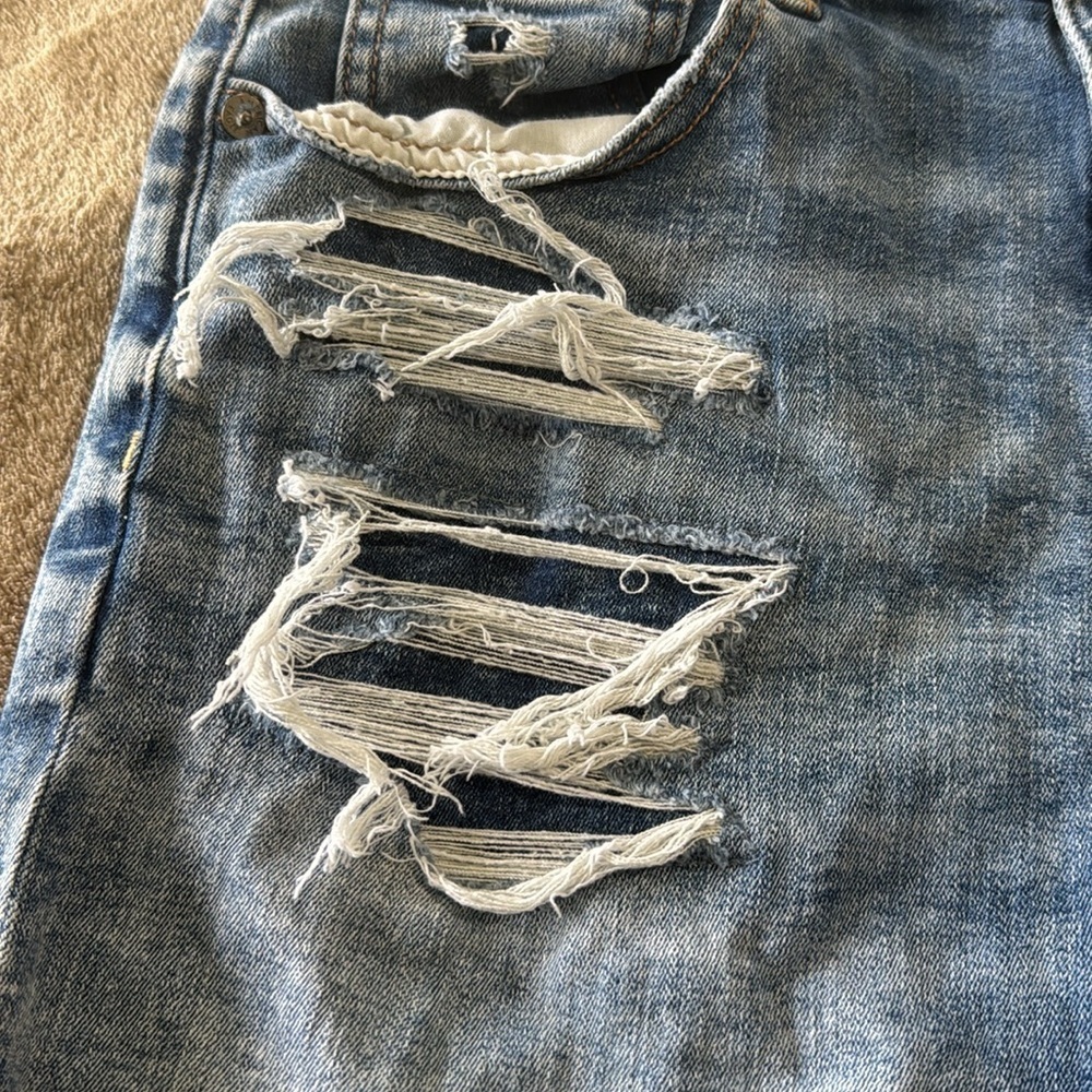 American‎ Eagle Woman’s Curvy Hi Rise Distressed Denim Women's Shorts - Picture 4 of 10
